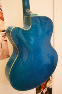 Guitare électrique artisanale Yunzhi <span class=keywords><strong>Jazz</strong></span> Hollow Body, finition nitro bleu brillant, corps en épicéa massif et érable flammé, manche en ébène, fabriquée par un lutier - Product Image 6
