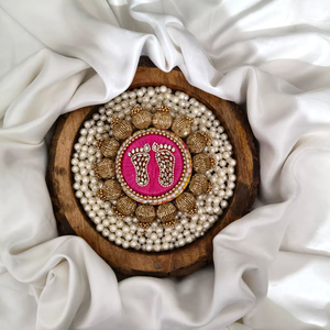 Plateau religieux artisanal en Kundan Laxmi Charan Paduka avec base décorative, centre de table pour Diwali Pooja, plateau de réception pour la maison, décoration d'entrée - Product Image 1