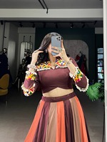 Look élégant Collection Premium Nouvelle variété Exclusive Incroyable Couleur Pure Rayon Gamthi Travail Lehenga Choli