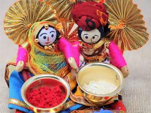 Poupées faites à la main Chandan Roli Kumkum Chawal Holder Home Decorative Items Chopda for Diwali and Gift Purpose (Pack of 1), Résine - Product Image 2