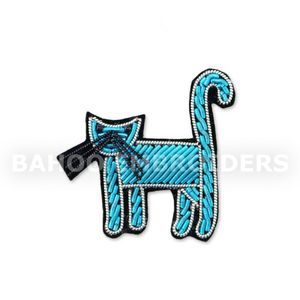 Insignia de Seda Personalizable Bordada y Esmaltada con Diseño de Gato, Tela Cosida y Fieltro para Bolsos, Logotipo Personalizado - Product Image 1