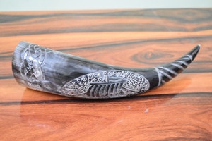 Cuerno Vikingo para Beber, Artesanía Natural con Diseño Tallado de Animales, Soporte de Hierro con Forma de Barco - Exportadores Indios, Precio Bajo - Product Image 3