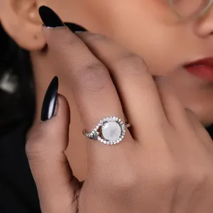 Anillo de plata 925 con piedra lunar y halo de diamantes para mujer, joyería clásica de compromiso para mujer - Product Image 1