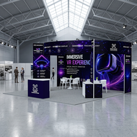 Stand d'exposition modulaire avec mur de fond, projecteurs LED, bannière suspendue, comptoir d'accueil et table de présentation