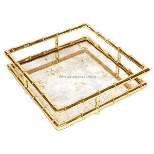 Élégant plateau de service carré argenté avec finition lisse et poignées robustes, parfait pour une décoration intérieure divertissante et élégante - Product Image 4