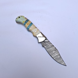 Cuchillo plegable de Damasco hecho a mano personalizado, cuchillo de bolsillo de supervivencia al aire libre multifuncional con mango de resina - Product Image 2