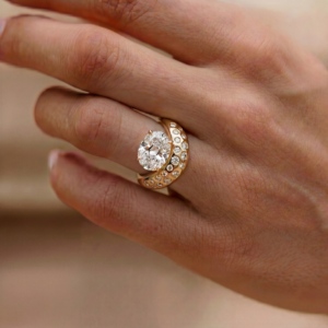 Bague en or jaune pour femme avec diamant de laboratoire taille brillant rond, pierre centrale et diamants pavés sur les côtés, bijou de fiançailles de luxe - Product Image 3