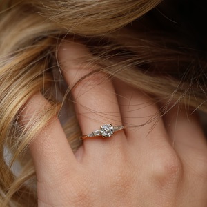 Bague de fiançailles en diamant Moissanite coupe ronde de 5mm en or | Baguette côté pierre bijoux de mariage de mariée - Product Image 4