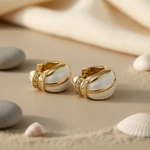 Boucles d'oreilles créoles tendance pour femmes, plaquées or, émail blanc, avec diamant taille princesse, style huggie, bijoux religieux - Product Image 1