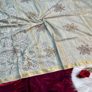 Sari en soie tissé à la main VASTRA COTTAGE, travail artisanal de handkatha sur toute la surface, avec des glands inspirés sur le pallu et un chemisier assorti. - Product Image 3