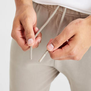 Pantalones de chándal atléticos con logotipo personalizado para hombres con marca de etiqueta bordada y opciones de impresión para entrenamiento y uso informal - Product Image 4