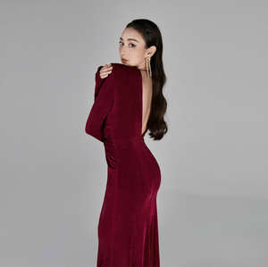 Robe de soirée luxueuse en velours rouge à manches longues, col en V profond et accents floraux 3D, OEM ODM, fabriquée au Vietnam - Product Image 1