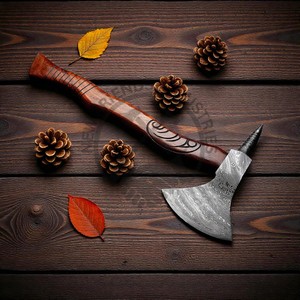 Hacha de Acero de Damasco Forjada a Mano con Mango de Madera de Palisandro Grabado a Mano, Hacha Tomahawk para Supervivencia y Campamento al Aire Libre - Product Image 3