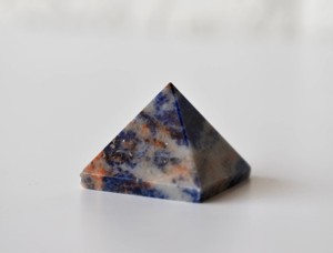 Vente en gros de pyramides miniatures en sodalite attrayantes pour la méditation et la décoration - Product Image 6