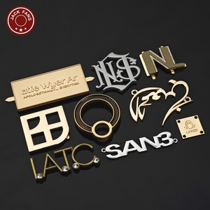 Étiquette métallique personnalisée pour vêtements, sacs, chaussures, hijabs, abayas, foulards, avec logo en relief doré et logo de marque sur mesure - Product Image 1