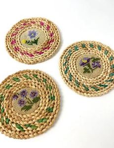 Posavasos con Diseño de Girasol, Hechos a Mano con Ratán con Acabado Natural, Perfectos para el Hogar y la Mesa de la Cocina, Juego de 2 Utensilios de Cocina - Product Image 5