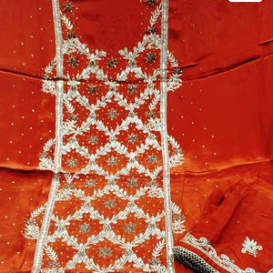 Costumes de fête en soie brodés à la main non cousus de créateur moderne pour femmes Style indien tendance pour les fêtes traditionnelles - Product Image 1