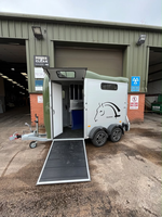 Remorque à chevaux en aluminium, remorque en bois pour chevaux/bovins avec fenêtres pour le transport d'animaux, bar mobile et entreprise de remorques sur mesure