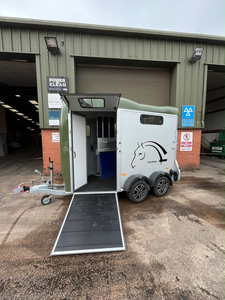 Remorque à chevaux en aluminium, remorque en bois pour chevaux/bovins avec fenêtres pour le transport d'animaux, bar mobile et entreprise de remorques sur mesure - Product Image 2