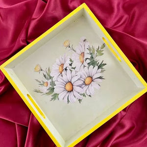 Plateau de service carré 10x10 à motif floral marguerite en MDF avec poignée jaune, pour table basse, cuisine, maison, organisation et rangement de nourriture et de boissons - Product Image 1