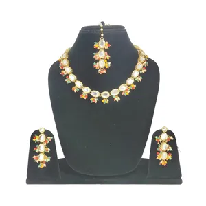 Ensemble de bijoux fins Kundan monocouche multicolores avec placage or, orné de perles et de diamants, idéal pour les mariages, les fêtes ou comme cadeau - Product Image 1