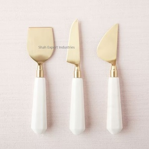 Set de couteaux à fromage en métal doré avec manche en marbre blanc, parfait pour les outils de coupe du pain au fromage, la cuisine et la table. - Product Image 1