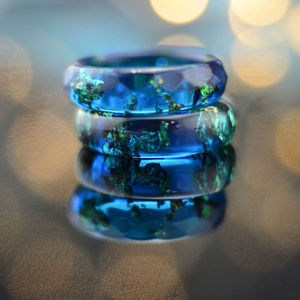 Bague élégante en bois et résine avec finition en bois époxy artisanale, couleur et taille personnalisées, luxe moderne, rangement pour les fêtes - Product Image 1