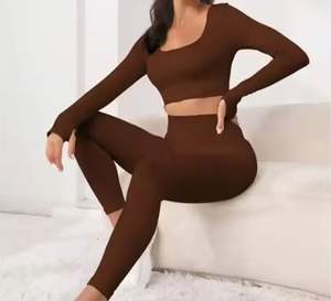 Leggings de desgaste activo personalizados de alta calidad y conjuntos de sujetador de moda de talla grande transpirable para mujeres Estilos de tendencia de estampado lindo - Product Image 2