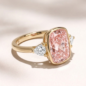 แหวนหมั้นเพชรทรงคุชชั่นสีชมพูแฟนซี 3.00 กะรัต ตัวเรือนทองคำขาว 18K ชุบทองคำชมพู ประดับเพชรเลี้ยงในห้องปฏิบัติการ รับรองโดย IGI สไตล์คลาสสิก - Product Image 2