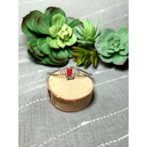 Bracelet manchette tendance en corail rouge et argent sterling, fait main par des artisans Navajo - Product Image 1