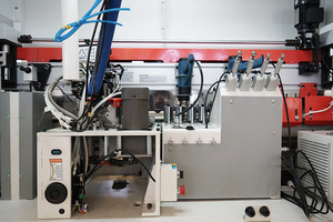 Machine de baguage de chant CNC à formage souple entièrement automatique Machines à panneaux pour le travail du bois avec fonction de coupe d'angle - Product Image 3