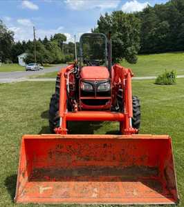 Tractor usado Kubota M6060 asequible con accesorio a la venta - Product Image 5