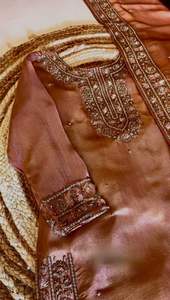 Nuevo Kurti y Pantalón de Diseño Exclusivo en Seda Pura con Bordado de Lentejuelas y Remaches, y Dupatta con Encaje, Remaches y Adornos de Moti - Product Image 5