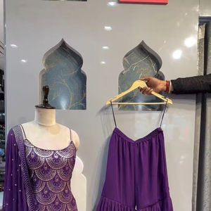 Designer Party Wear Faux Georgette Fil Lourd Avec Séquence Broderie Et Dentelle Bordure Travail Top Et Sharara Avec Dupatta - Product Image 2