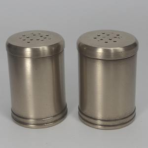 Moulin à sel et à poivre en acier inoxydable élégant avec corps en argent martelé Artisan conçu pour les repas décoratifs - Product Image 1