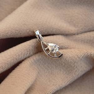 Collier pendentif solitaire léger en moissanite à une pierre avec chaîne Pendentifs et breloques minuscules - Product Image 2