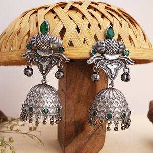 Boucles d'oreilles Jhumka indiennes en argent oxydé antique avec pierre verte, cadeau pour elle - Product Image 3