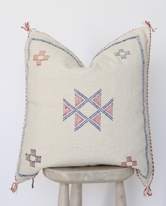 Coussins décoratifs carrés en coton faits à la main, personnalisables, avec broderie géométrique bohème et fermeture enveloppe - Product Image 1