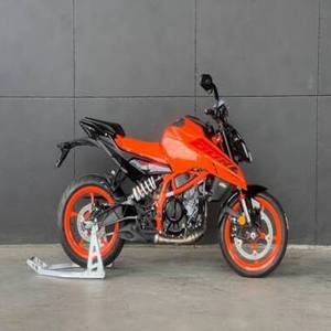 มอเตอร์ไซค์ Duke 390 Premium ปี 2022 เครื่องยนต์ 390 ซีซี สูบเดียว ระบายความร้อนด้วยน้ำ ระบบหัวฉีด EFI พร้อมระบบเบรก ABS น้ำหนักเบา คล่องตัว ประสิทธิภาพสูง สำหรับการขับขี่บนถนน - Product Image 1
