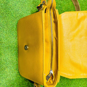 Sac à main à bandoulière en cuir véritable pliable durable pour femmes Modèle de sac à bandoulière à la mode à fermeture éclair multicouche-1922 Mustard Sigma - Product Image 5