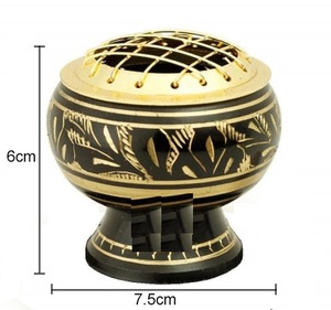 Quemador de incienso de latón hecho a mano más vendido con acabado antiguo perfecto para usar durante rituales y ceremonias religiosas - Product Image 6