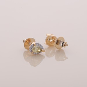 Boucles d'oreilles clous halo en diamant jaune poire de 0,64 carat, diamants de 0,14 carat, or jaune, blanc et rose 18 carats plaqué rhodium, style minimaliste pour soirée - Product Image 4