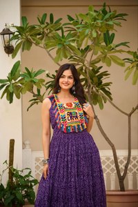 Elegante y elegante completamente elegante Kurti de color púrpura en tela Georgette en trabajo Gamthi, espejo y trabajo de encaje Kodi para ropa de mujer - Product Image 2