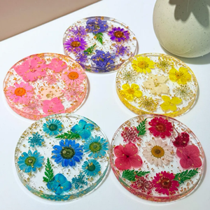 Ensemble de sous-verres en bois uniques Couleurs en couches abstraites Tapis faits à la main Couleurs personnalisables Conception durable pour les idées cadeaux de maison modernes - Product Image 4