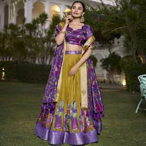 เสื้อโค้ทผ้าไหมพิมพ์ลาย kalamkari choli กับงาน zari และ dassel dupatta สำหรับชนเผ่าอินเดียสวมใส่จำนวนมาก - Product Image 1