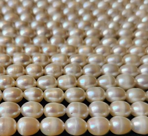 Hebras de perlas de arroz de agua dulce Cuentas blancas naturales sin tratar con efecto de cambio de color para la fabricación de joyas Piedras preciosas sueltas - Product Image 6