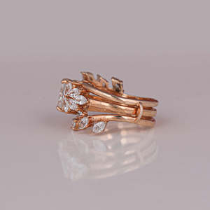 Juego de anillos de compromiso de diamante de laboratorio de corte radiante de 1,6 CT, Diamante lateral de corte Marquesa Vintage con juego de anillos de boda cultivados en laboratorio chapado en oro - Product Image 4