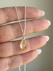 จี้รูปหยดน้ำประดับควอตซ์สีทอง พร้อมสร้อยคอแบบ Satellite Chain ดีไซน์เรียบหรู เงินแท้ 925 ให้ความอบอุ่นแบบธรรมชาติ - Product Image 2