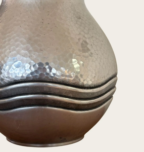 Jarrón Redondo de Aluminio Fundido con Diseño Único, Acabado Plateado, Decoración de Lujo para Interiores de Hogar, Oficina y Hotel - Product Image 3