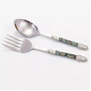 Juego de cubiertos de resina y acero inoxidable con elegante acabado artesanal, ideal para cenas refinadas, uso en la cocina y en la mesa. - Product Image 3